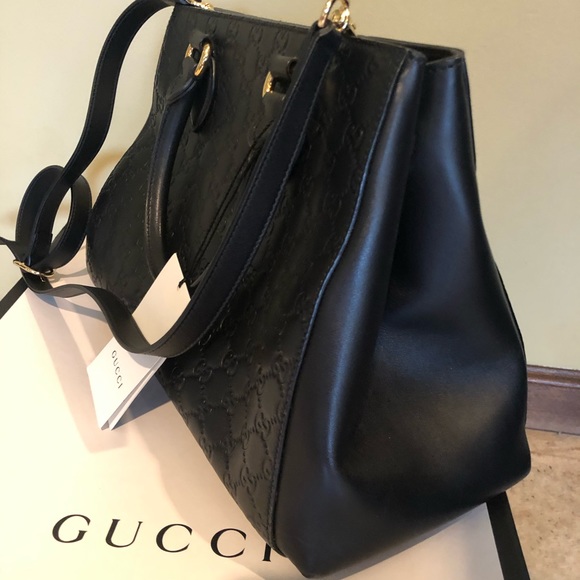 A Gucci leather handbag - Picture 2 of 5